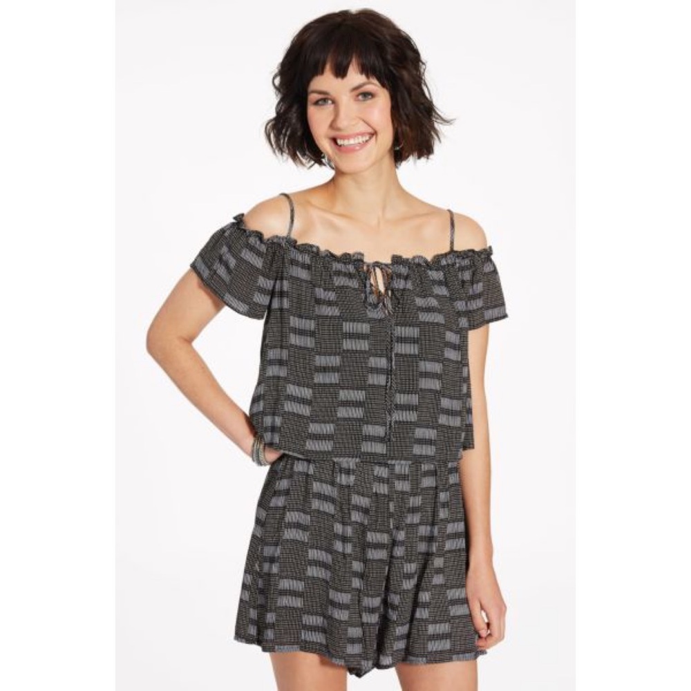 Lush Off The Shoulder Tie Front Romper Medium